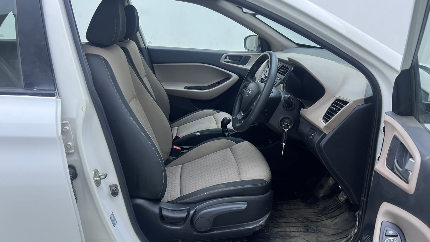 Used 2017 Hyundai Elite i20 Sportz 1.2 Petrol Manual interior RIGHT SIDE FRONT DOOR CABIN VIEW