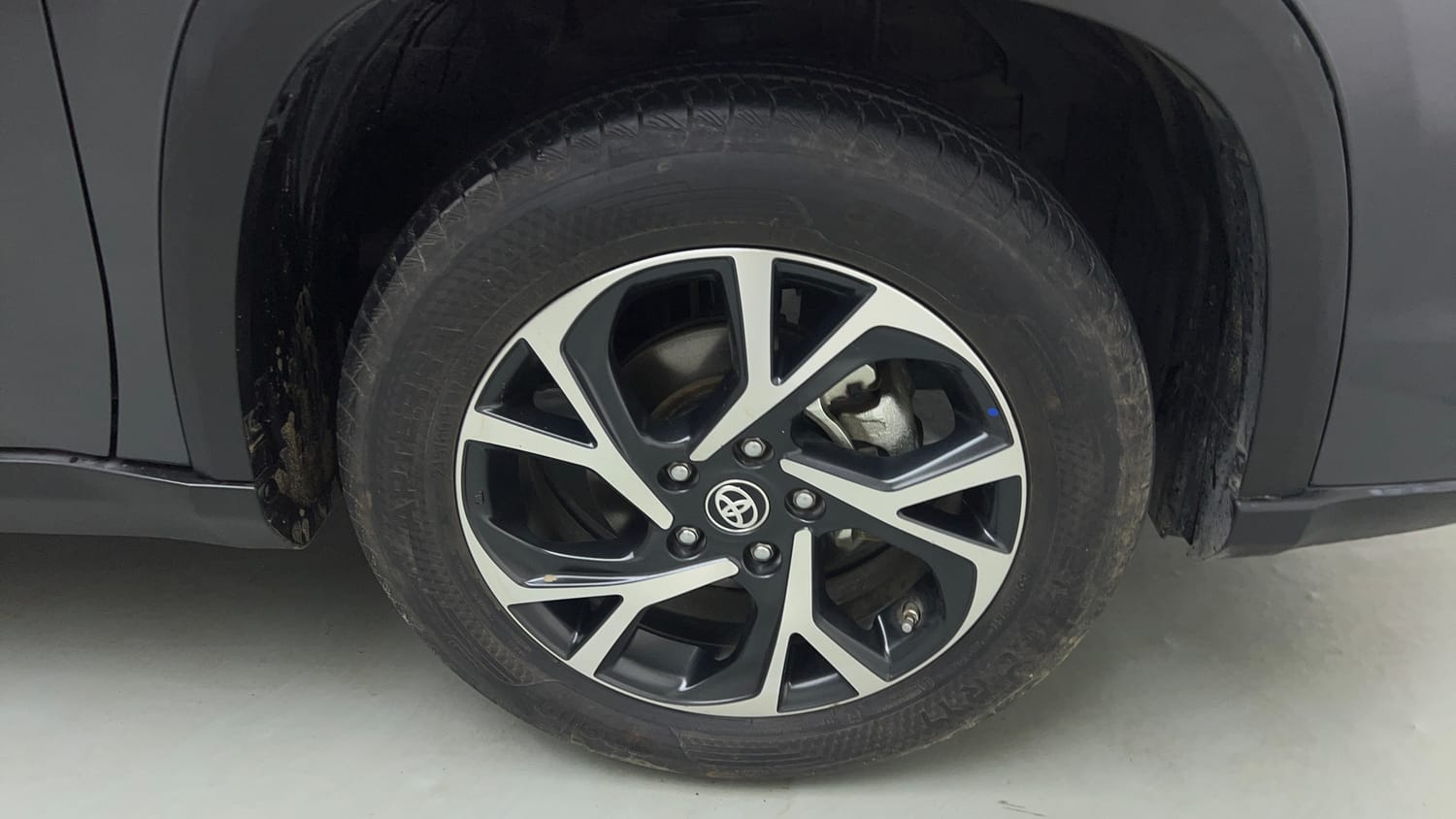 Used 2025 Toyota Urban Cruiser Hyryder V Hybrid Hybrid Automatic tyres RIGHT FRONT TYRE RIM VIEW