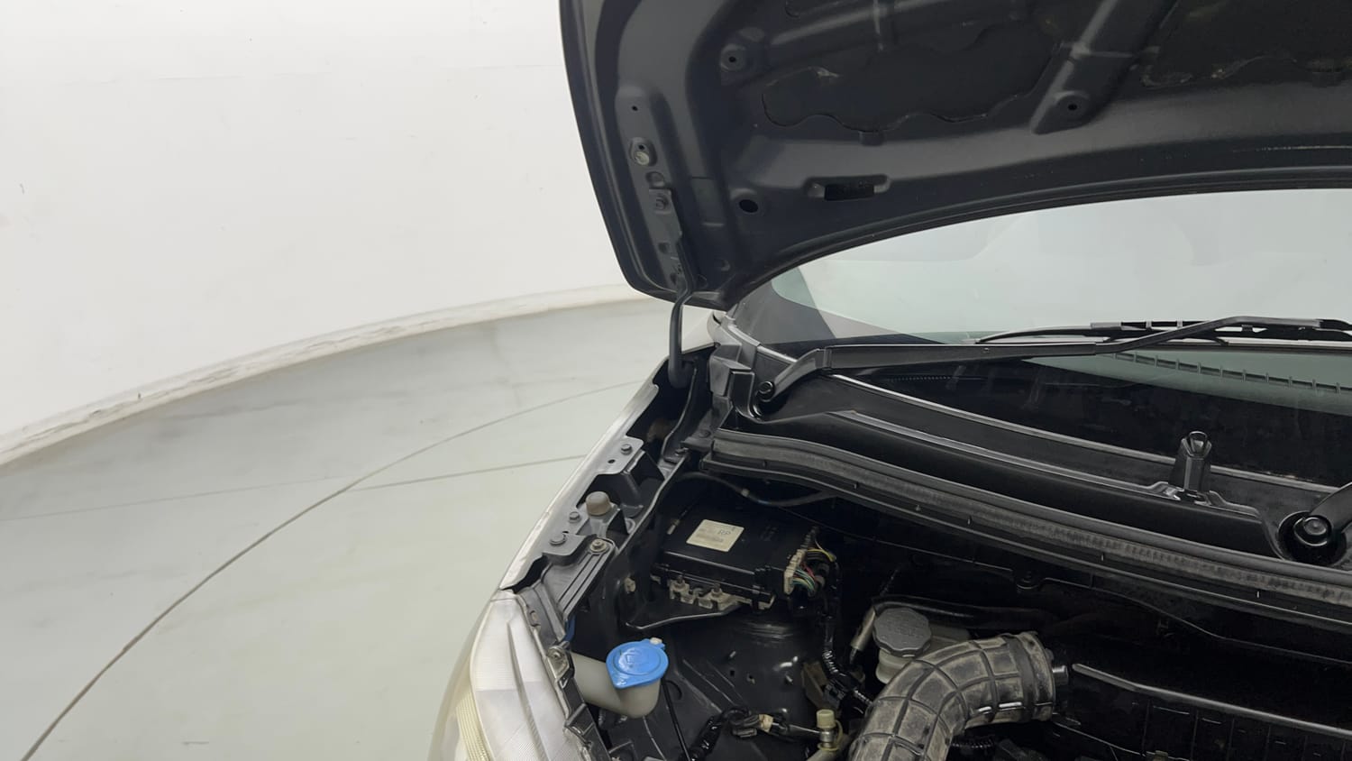 Used 2020 Maruti Suzuki Wagon R LXi 1.0 CNG Cng Manual engine ENGINE RIGHT SIDE HINGE & APRON VIEW