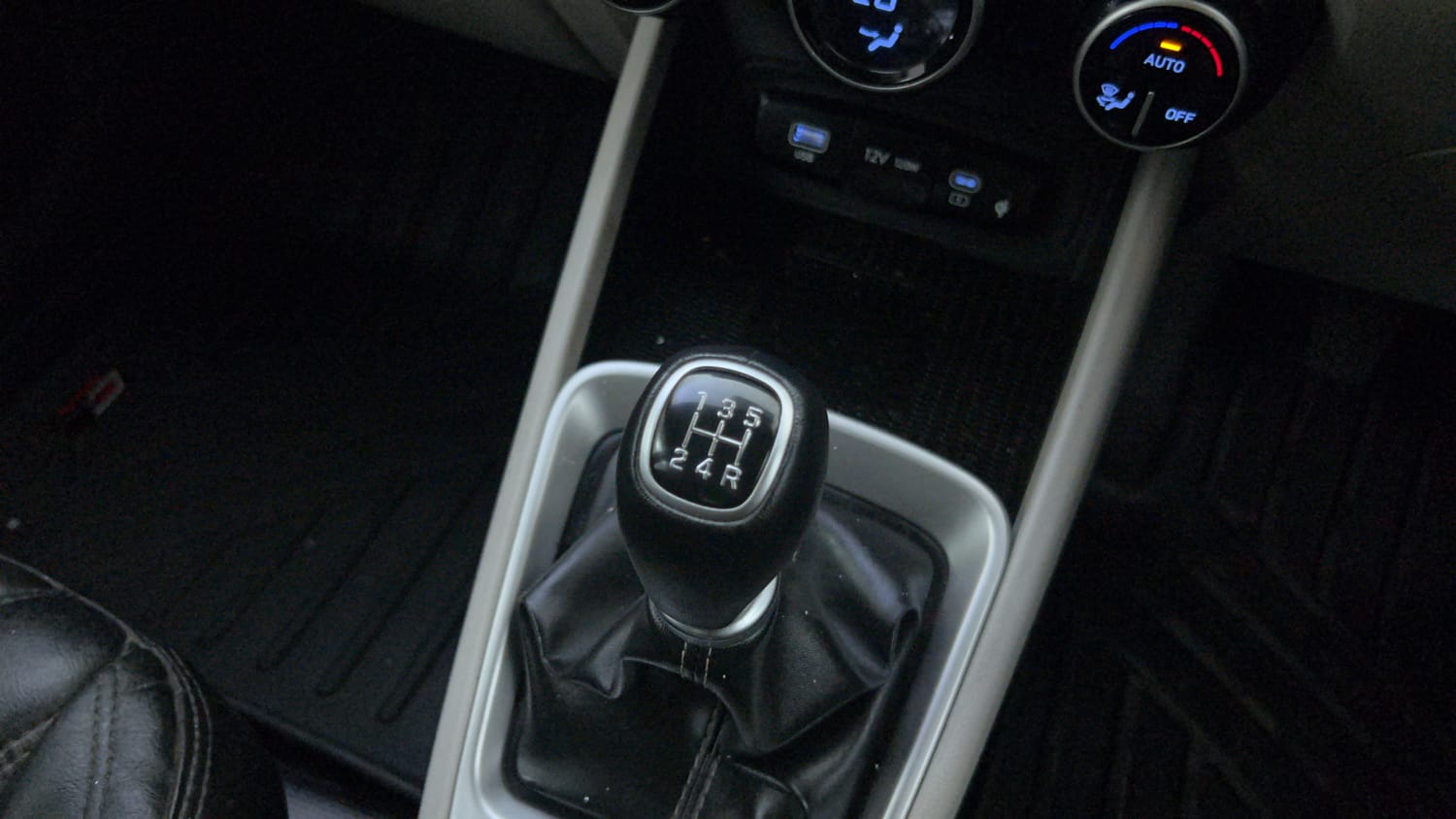 Used 2023 Hyundai Venue SX 1.2 Petrol Petrol Manual interior GEAR  KNOB VIEW