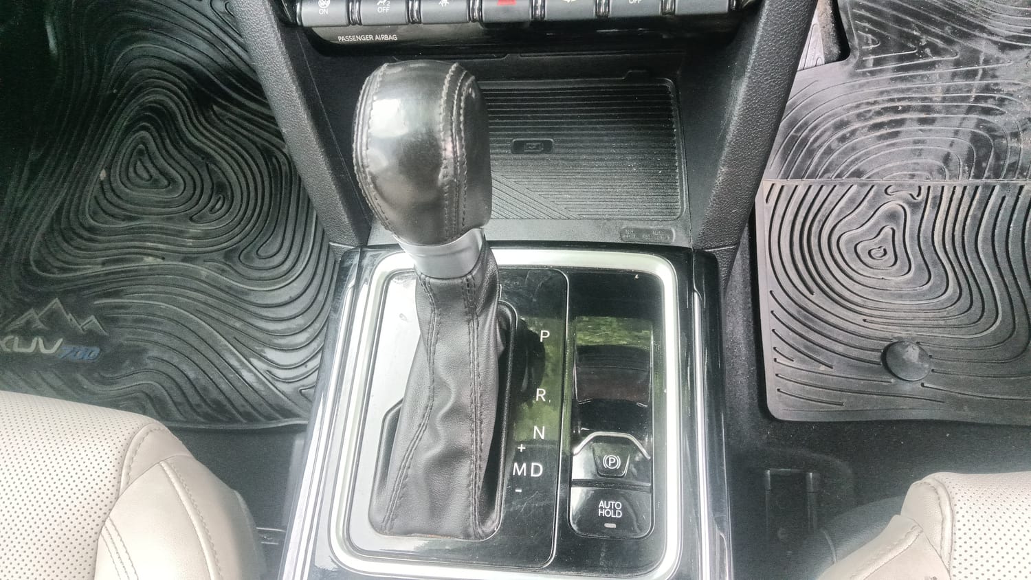 Used 2021 Mahindra XUV700 AX 7 Petrol AT Luxury Pack 7 STR Petrol Automatic interior GEAR  KNOB VIEW