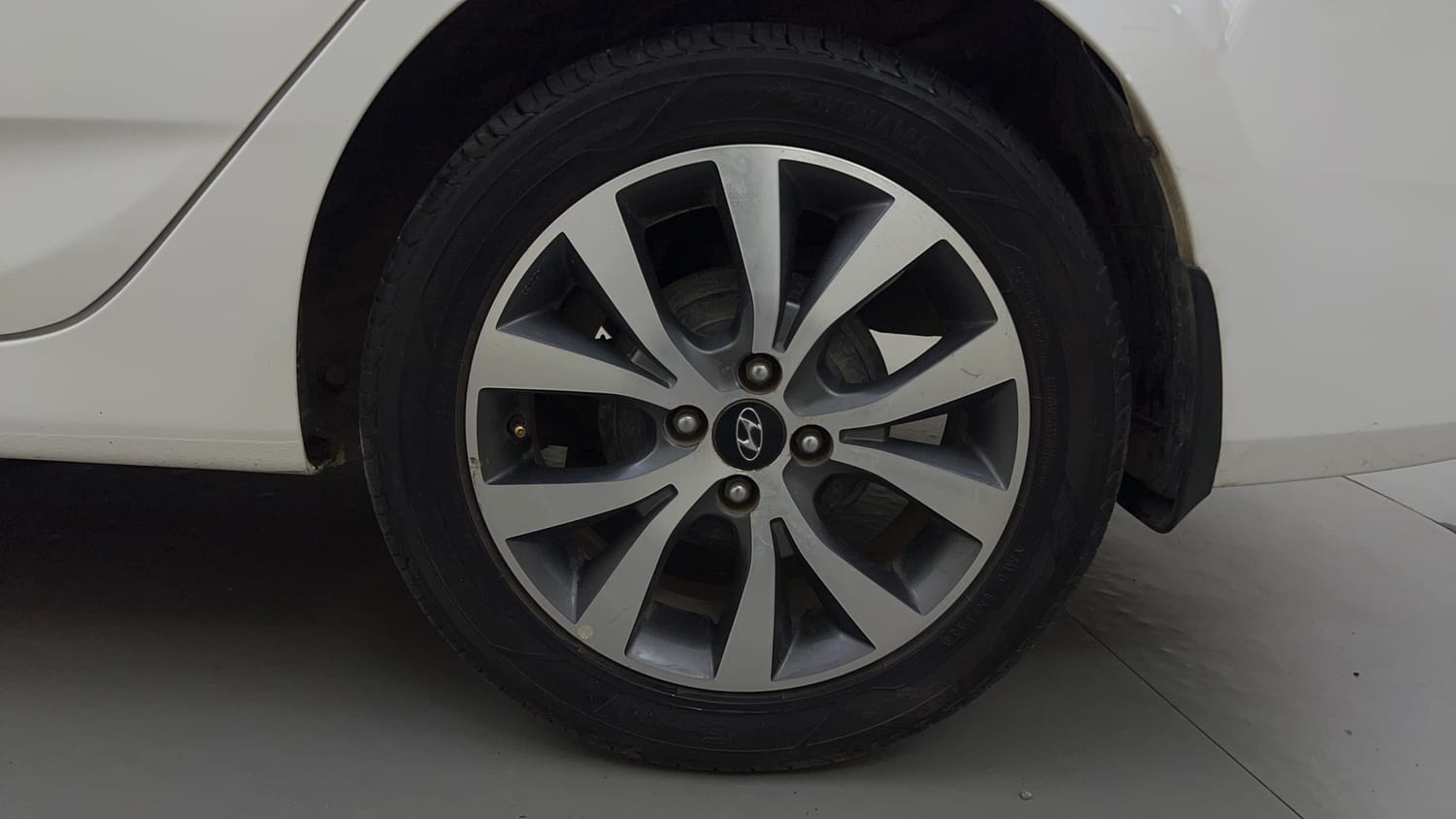 Used 2015 Hyundai Fluidic Verna 4S 1.6 VTVT SX Petrol Manual tyres LEFT REAR TYRE RIM VIEW