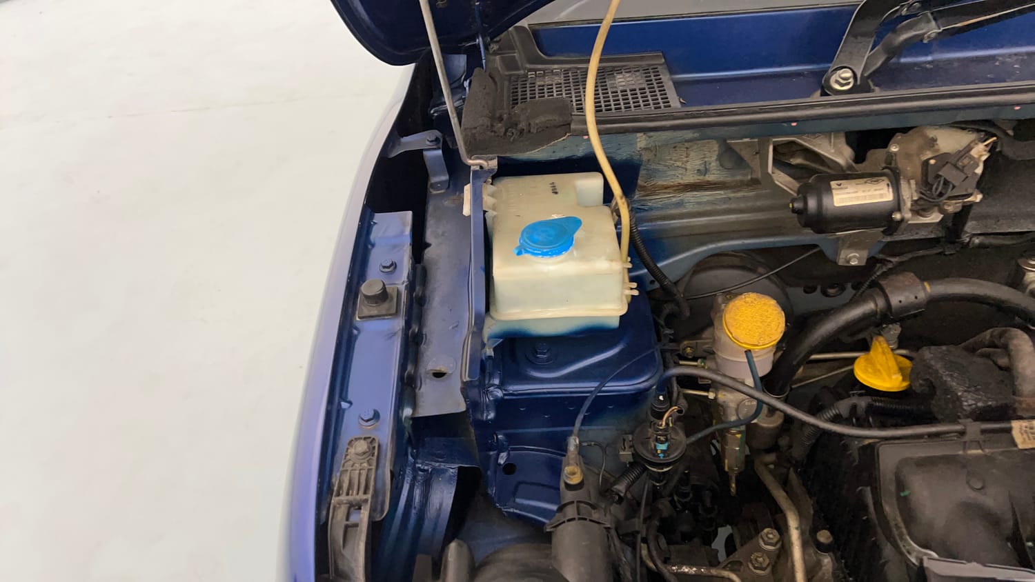 Used 2017 Renault Kwid CLIMBER 1.0 AMT Petrol Automatic engine ENGINE RIGHT SIDE HINGE & APRON VIEW