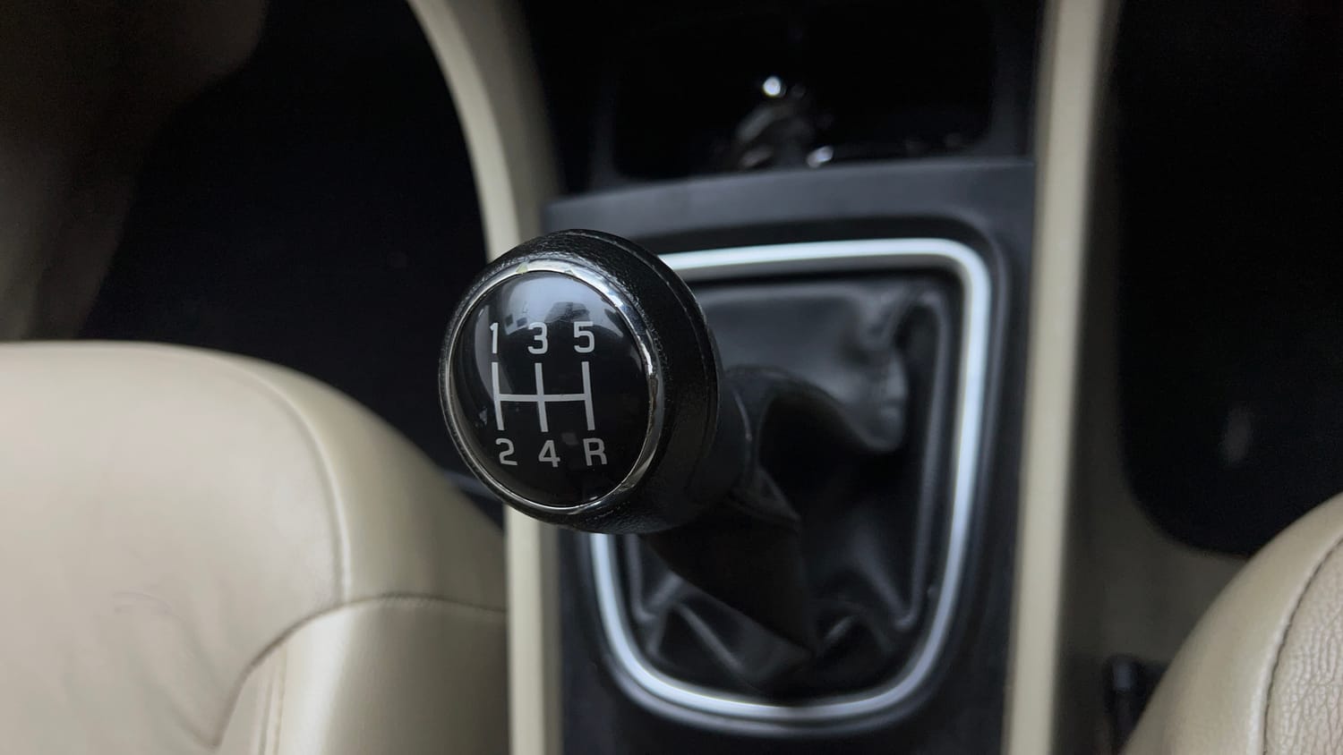 Used 2015 Maruti Suzuki Ciaz ZXI+ Petrol Manual interior GEAR  KNOB VIEW