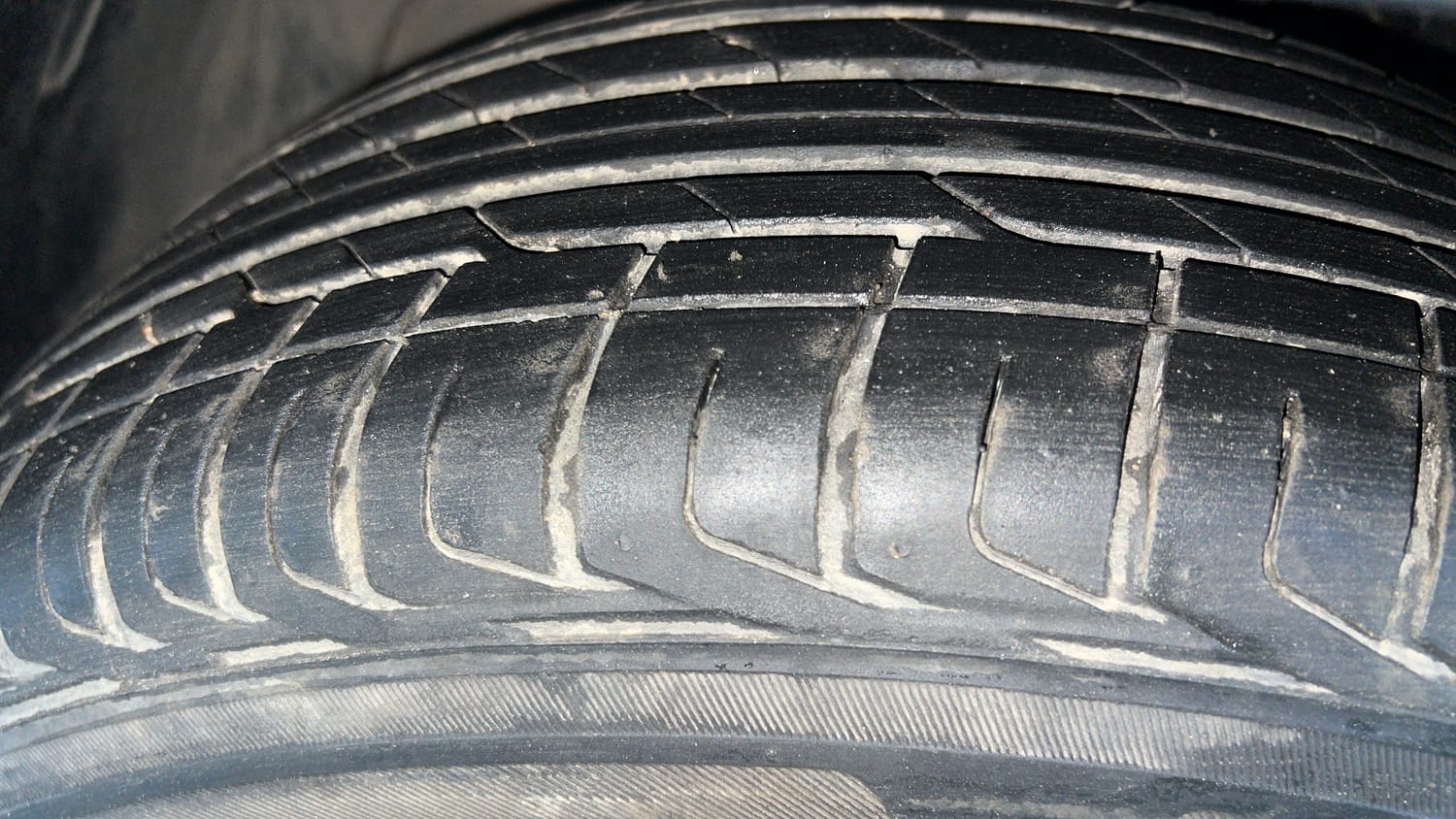 Used 2024 tata Nexon Fearless S 1.2 Revotron Petrol 7DCA Dual Tone Petrol Automatic tyres LEFT FRONT TYRE TREAD VIEW
