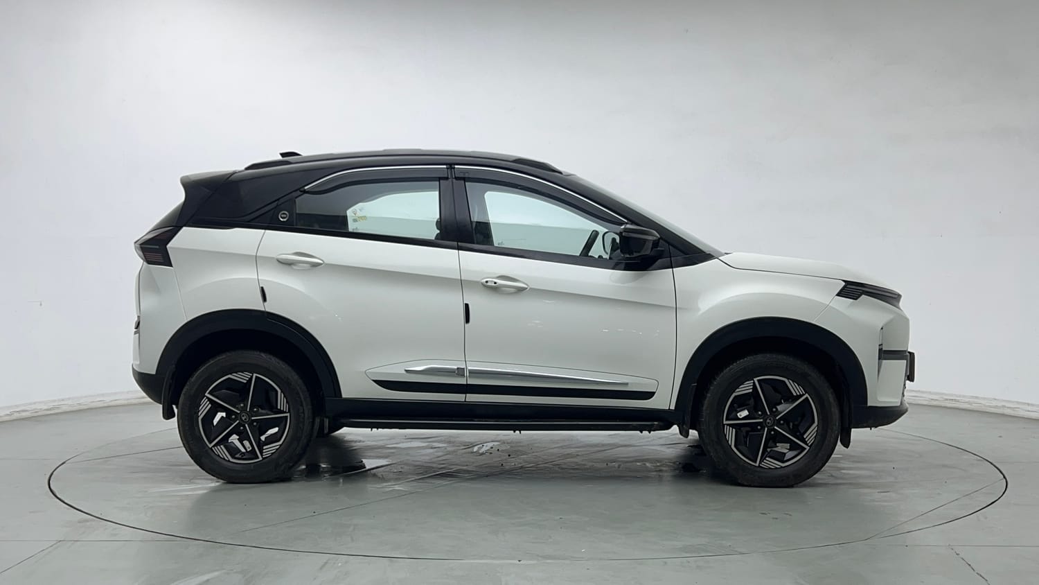 Used 2024 tata Nexon Fearless S 1.2 Revotron Petrol 7DCA Dual Tone Petrol Automatic exterior RIGHT SIDE VIEW