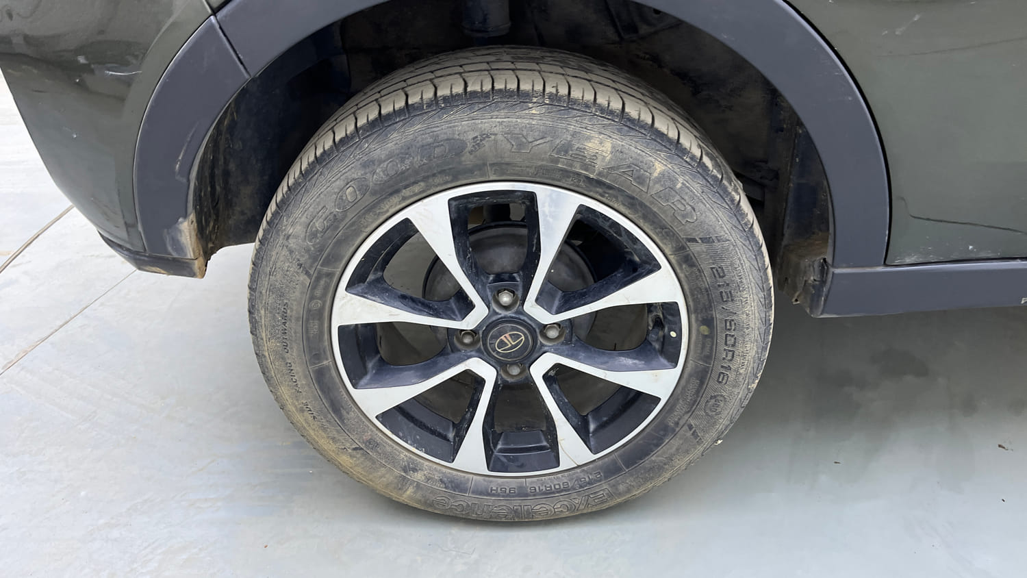 Used 2020 Tata Nexon XZA Plus Petrol Automatic tyres RIGHT REAR TYRE RIM VIEW