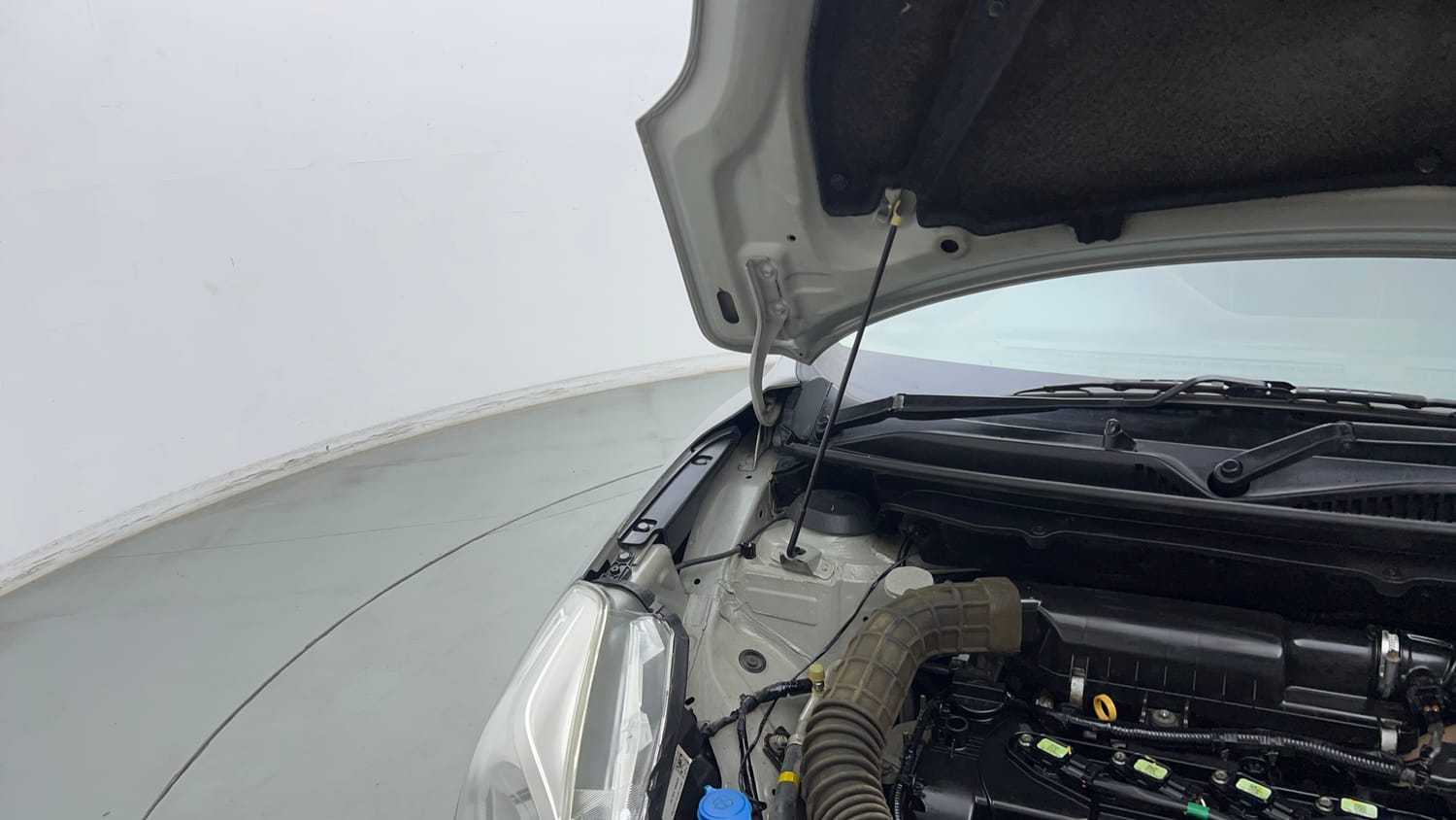Used 2018 Maruti Suzuki Baleno Delta 1.2 Petrol Manual engine ENGINE RIGHT SIDE HINGE & APRON VIEW