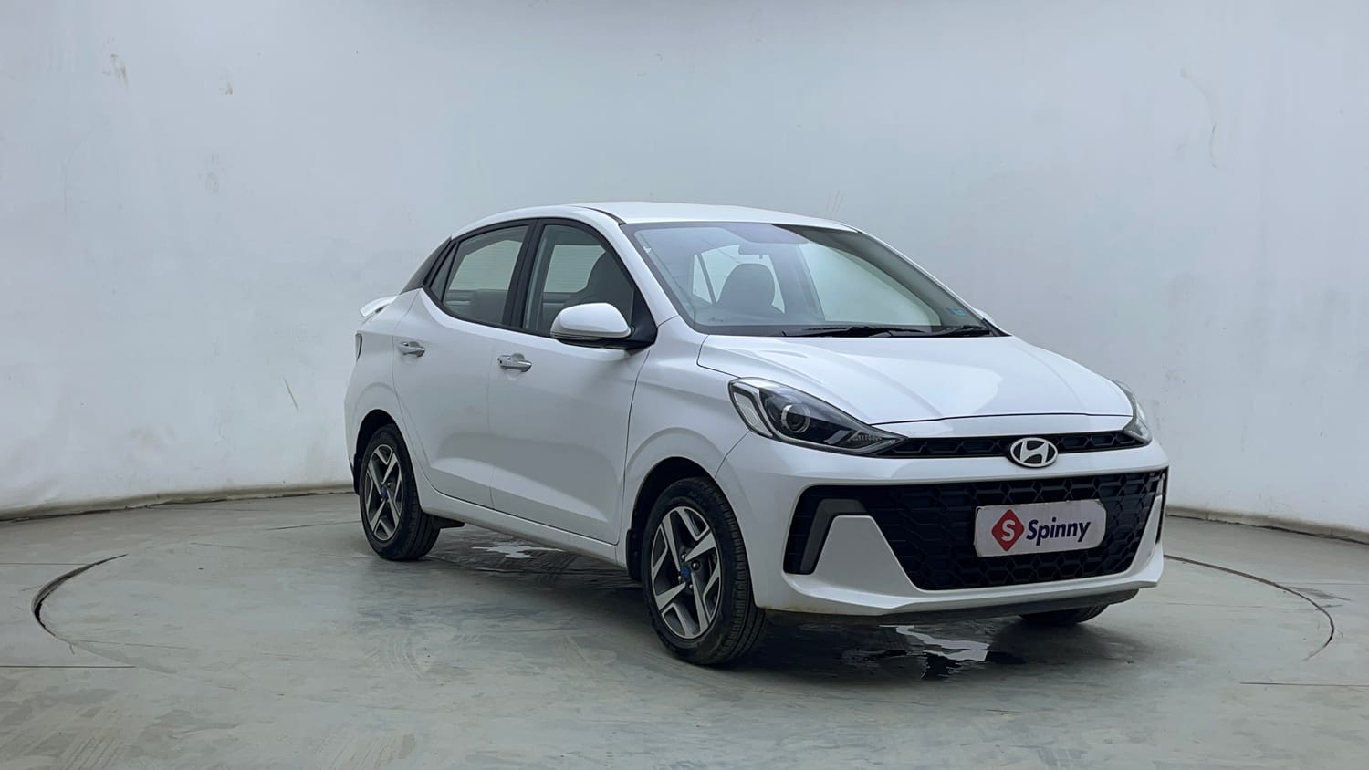 Used 2024 Hyundai Aura SX 1.2 (O) Petrol Petrol Manual exterior RIGHT FRONT CORNER VIEW
