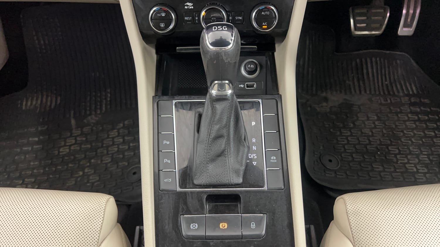 Used 2019 Skoda Superb L&K TDI AT Diesel Automatic interior GEAR  KNOB VIEW