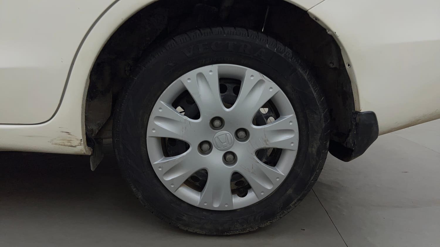 Used 2013 Honda Amaze 1.2 S AT i-VTEC Petrol Automatic tyres LEFT REAR TYRE RIM VIEW