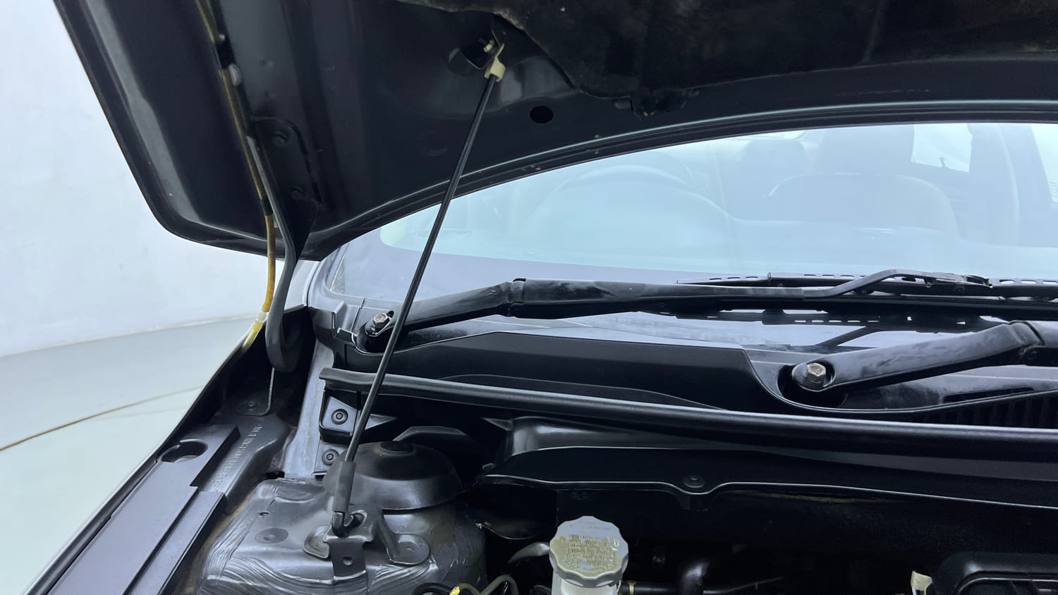 Used 2017 Maruti Suzuki Ciaz ZXI+ Petrol Manual engine ENGINE RIGHT SIDE HINGE & APRON VIEW