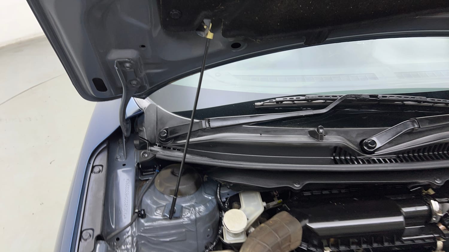 Used 2017 Maruti Suzuki Baleno Delta 1.2 Petrol Manual engine ENGINE RIGHT SIDE HINGE & APRON VIEW