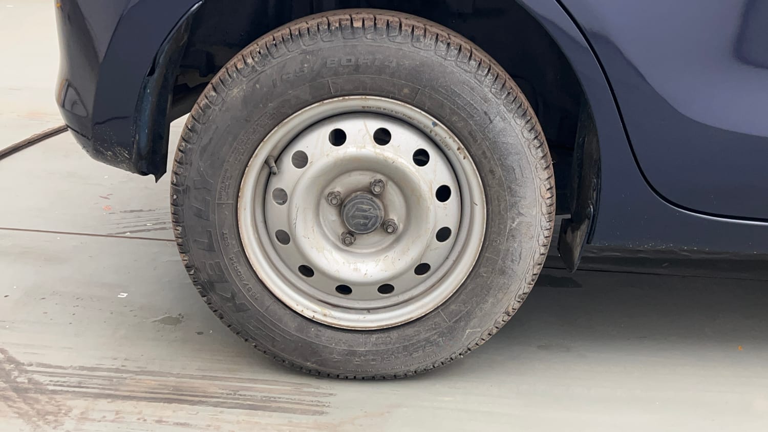 Used 2018 Maruti Suzuki Swift LXi Petrol Manual tyres RIGHT REAR TYRE RIM VIEW