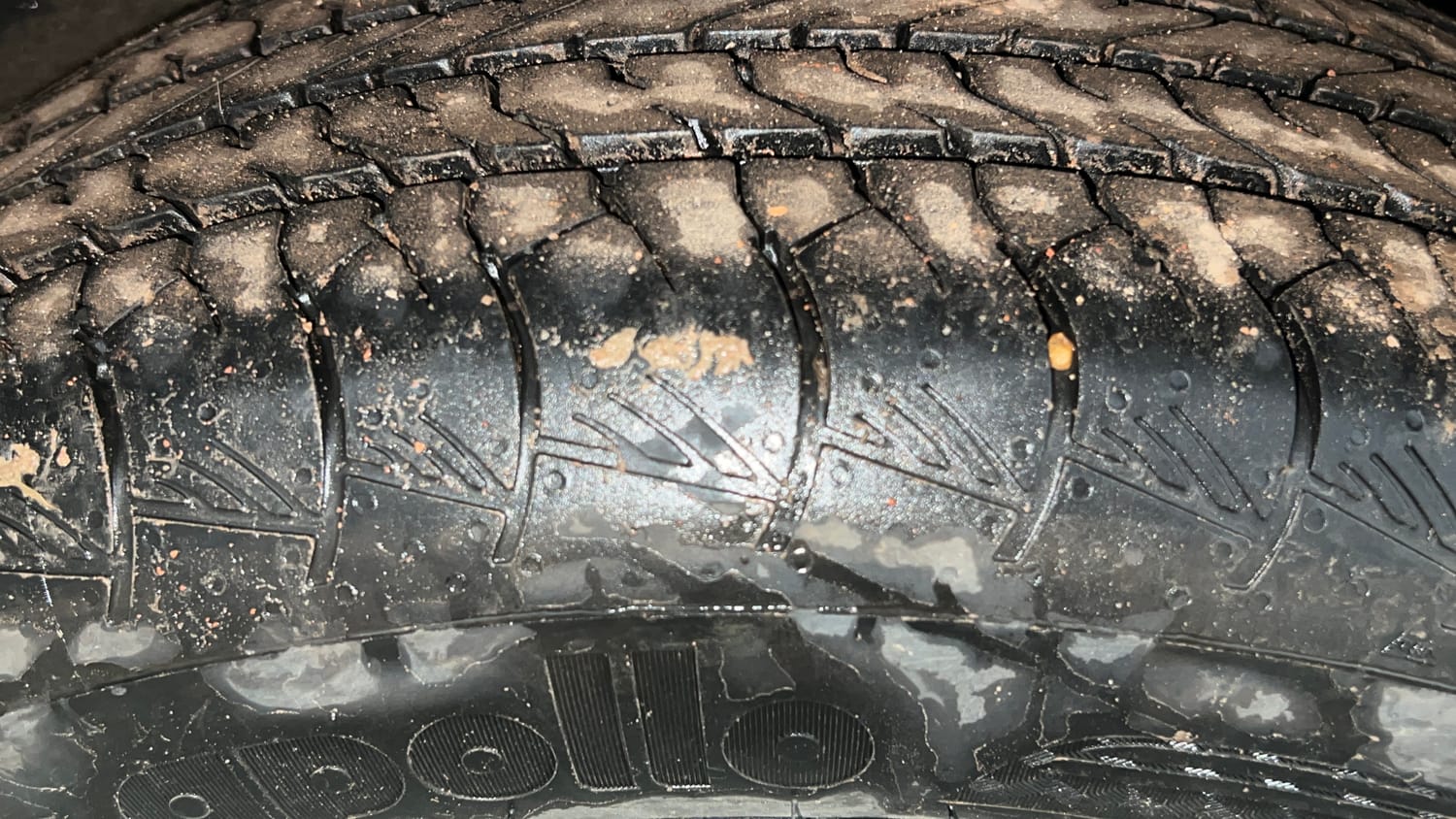 Used 2023 Hyundai Alcazar Platinum 7 STR 1.5 Turbo Petrol Petrol Manual tyres RIGHT REAR TYRE TREAD VIEW