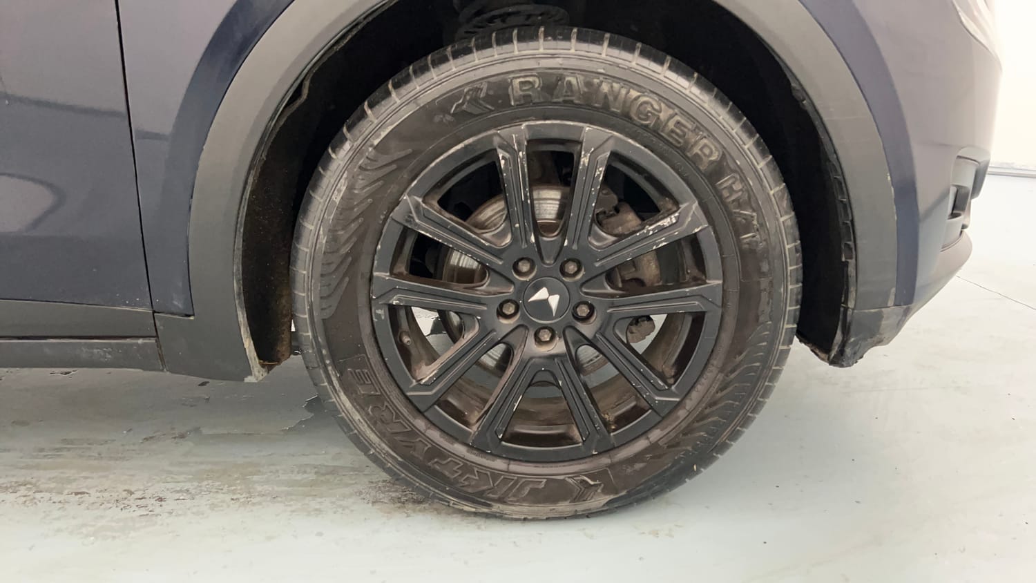 Used 2021 Mahindra XUV700 AX 7 Petrol AT Luxury Pack 7 STR Petrol Automatic tyres RIGHT FRONT TYRE RIM VIEW