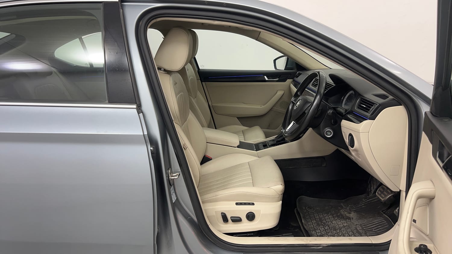 Used 2019 Skoda Superb L&K TDI AT Diesel Automatic interior RIGHT SIDE FRONT DOOR CABIN VIEW