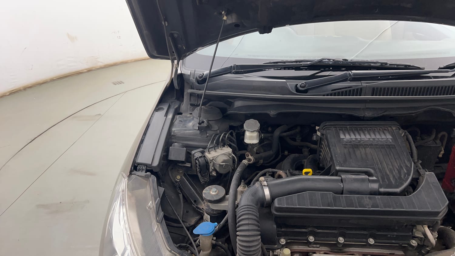 Used 2018 Maruti Suzuki Ciaz Delta 1.4 MT Petrol Manual engine ENGINE RIGHT SIDE HINGE & APRON VIEW