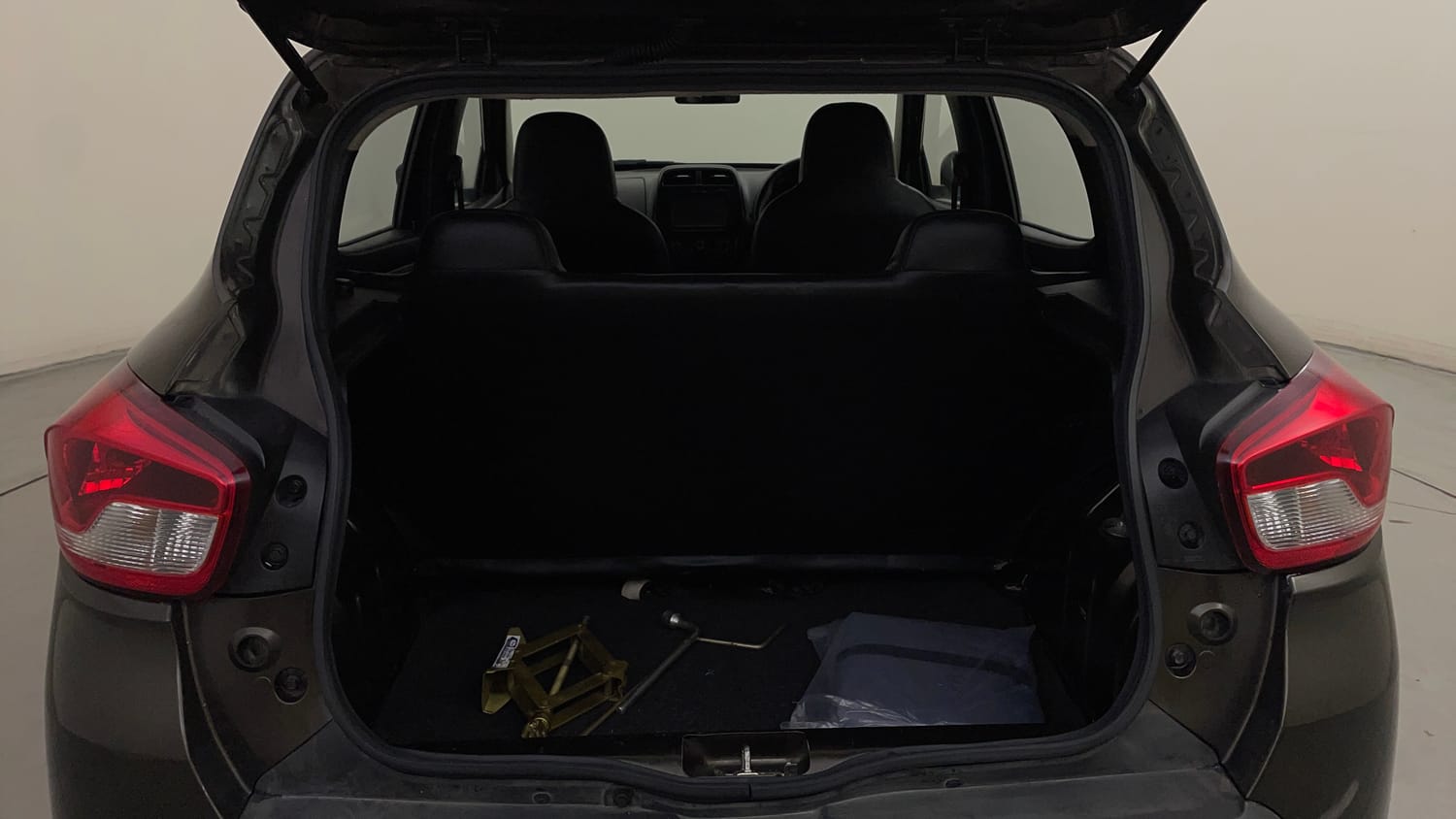Used 2018 Renault Kwid 1.0 RXT AMT Petrol Automatic interior DICKY INSIDE VIEW