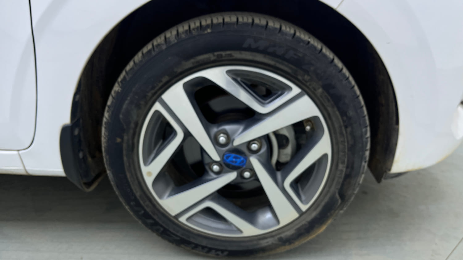 Used 2024 Hyundai Aura SX 1.2 (O) Petrol Petrol Manual tyres RIGHT FRONT TYRE RIM VIEW
