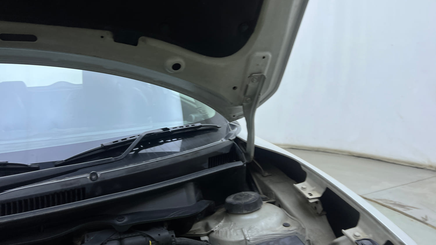Used 2019 Maruti Suzuki Swift VDi Diesel Manual engine ENGINE LEFT SIDE HINGE & APRON VIEW