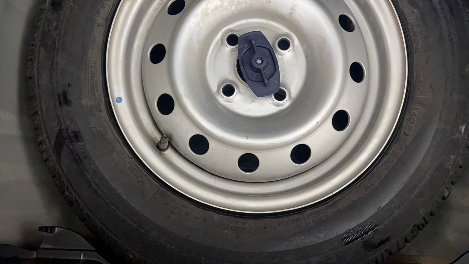 Used 2018 Maruti Suzuki Swift LXi Petrol Manual tyres SPARE TYRE VIEW
