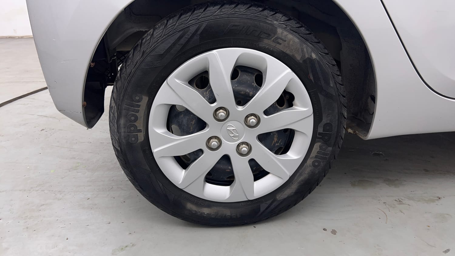 Used 2015 Hyundai Eon Magna + Petrol Manual tyres RIGHT REAR TYRE RIM VIEW