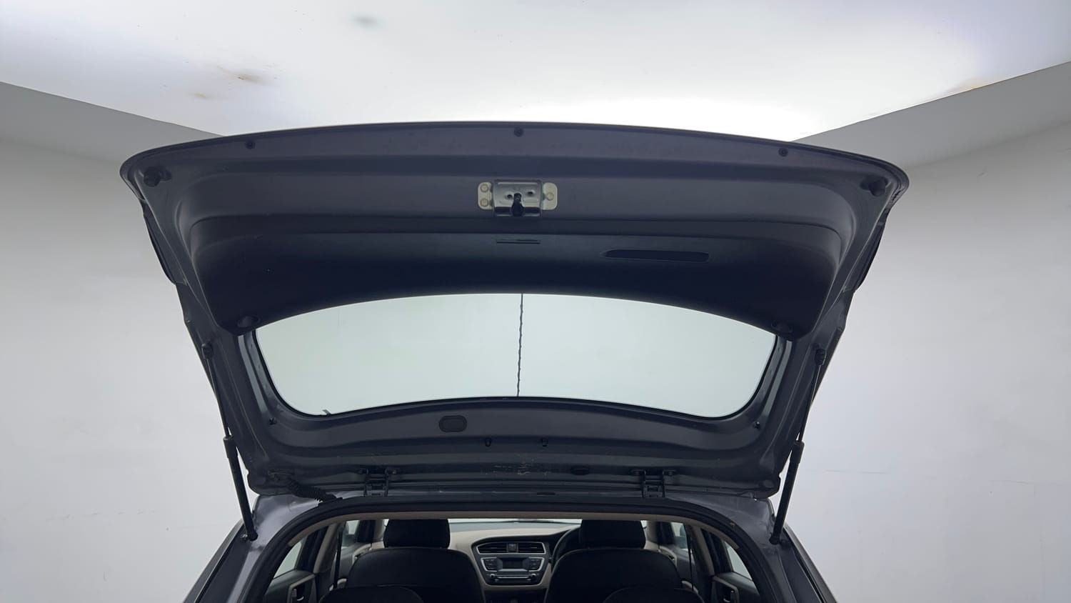 Used 2018 Hyundai Elite i20 Magna Executive 1.2 Petrol Manual interior DICKY DOOR OPEN VIEW