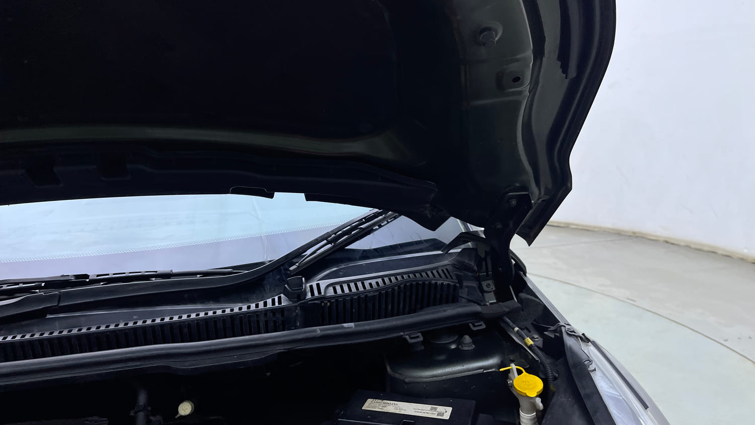 Used 2020 Tata Nexon XZA Plus Petrol Automatic engine ENGINE LEFT SIDE HINGE & APRON VIEW
