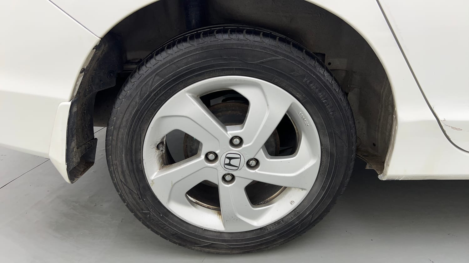 Used 2015 Honda City V Petrol Manual tyres RIGHT REAR TYRE RIM VIEW