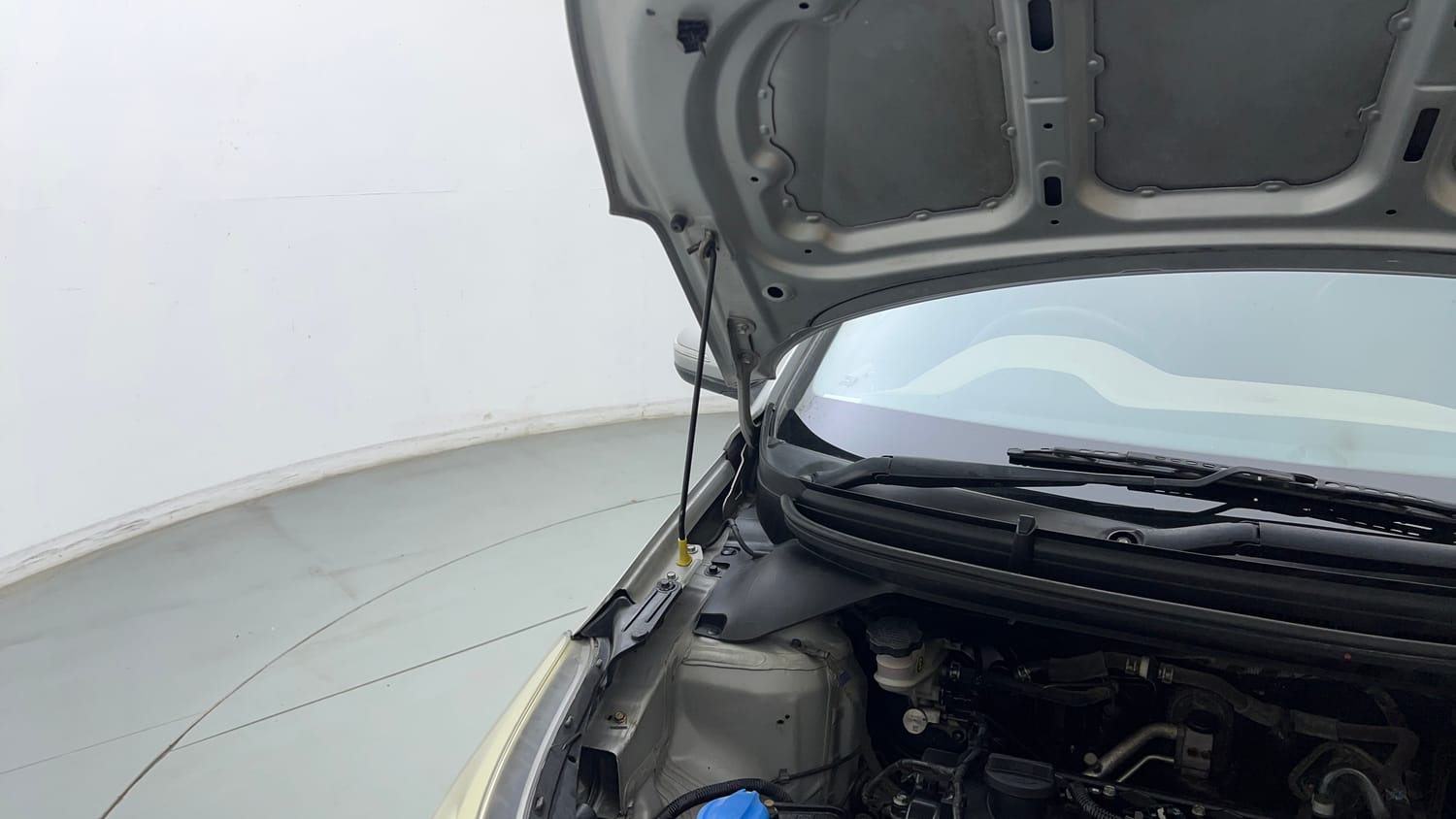 Used 2018 Hyundai Elite i20 Asta 1.2 (O) Petrol Manual engine ENGINE RIGHT SIDE HINGE & APRON VIEW