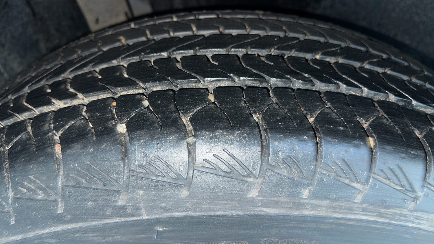 Used 2025 Toyota Urban Cruiser Hyryder V Hybrid Hybrid Automatic tyres RIGHT REAR TYRE TREAD VIEW