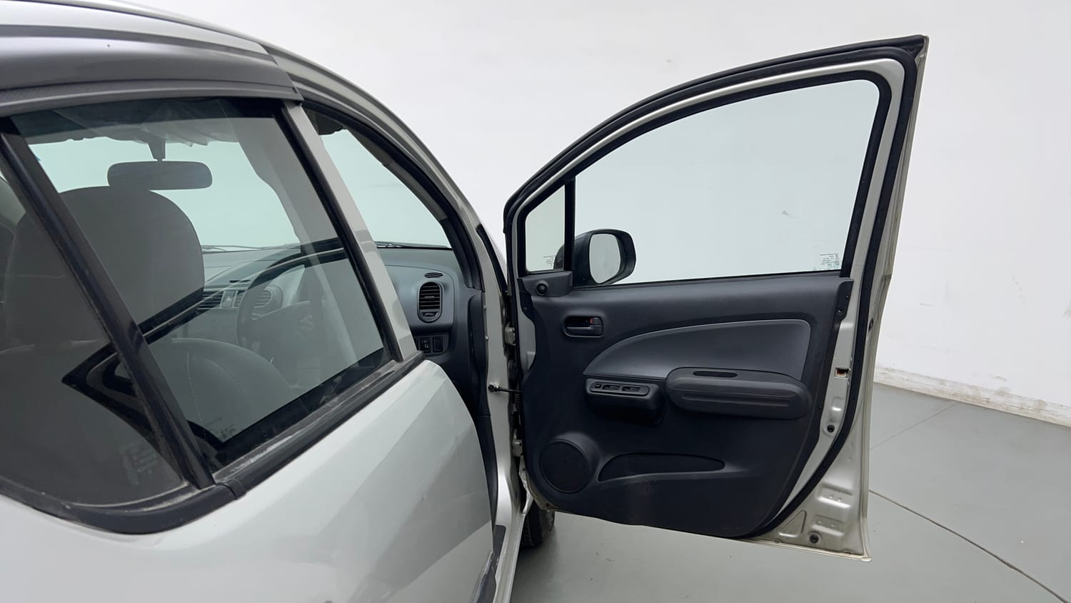 Used 2015 Maruti Suzuki Ritz Lxi BS-IV Petrol Manual interior RIGHT FRONT DOOR OPEN VIEW