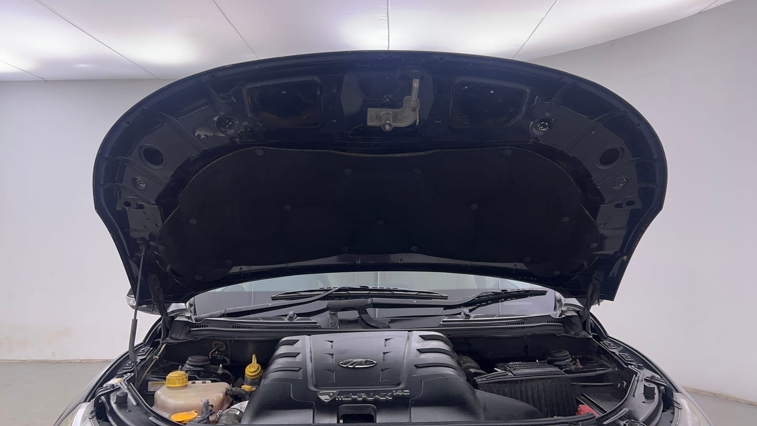Used 2016 Mahindra XUV500 W4 Diesel Manual engine ENGINE & BONNET OPEN FRONT VIEW