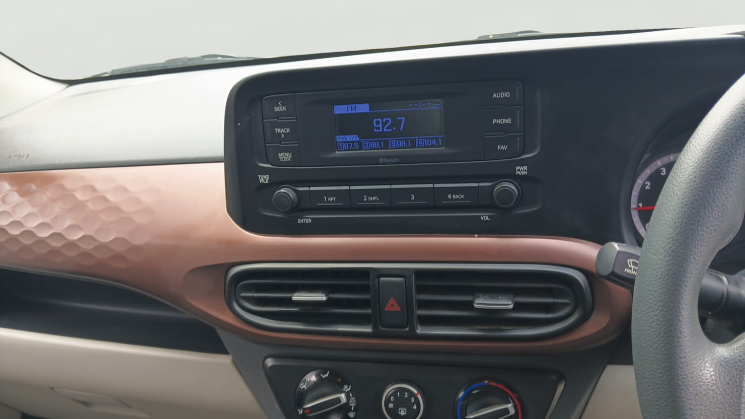 Used 2022 Hyundai Aura S 1.2 CNG Cng Manual interior MUSIC SYSTEM & AC CONTROL VIEW