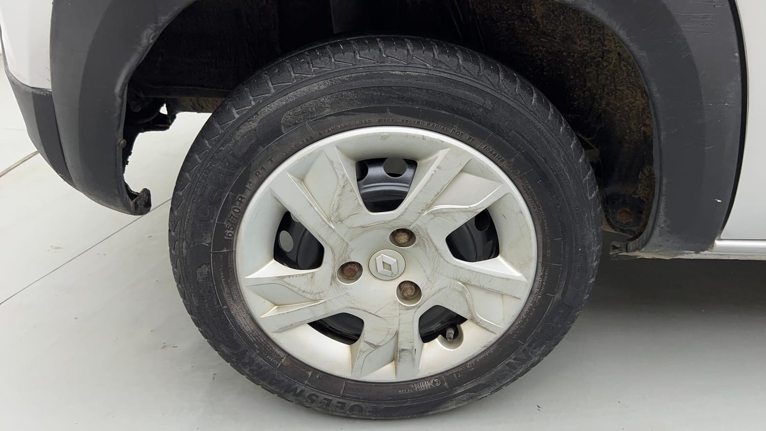 Used 2021 Renault Kwid RXL 1.0 MT Petrol Manual tyres RIGHT REAR TYRE RIM VIEW