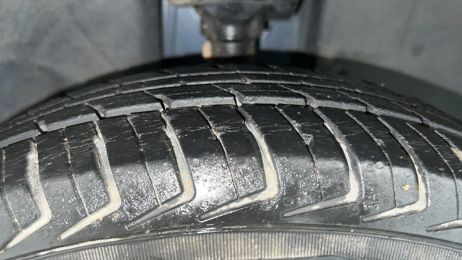 Used 2017 Renault Kwid CLIMBER 1.0 AMT Petrol Automatic tyres RIGHT FRONT TYRE TREAD VIEW