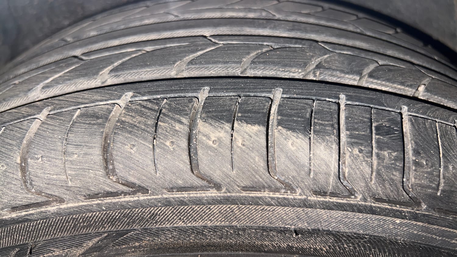 Used 2015 Hyundai Fluidic Verna 4S 1.6 VTVT SX Petrol Manual tyres RIGHT REAR TYRE TREAD VIEW