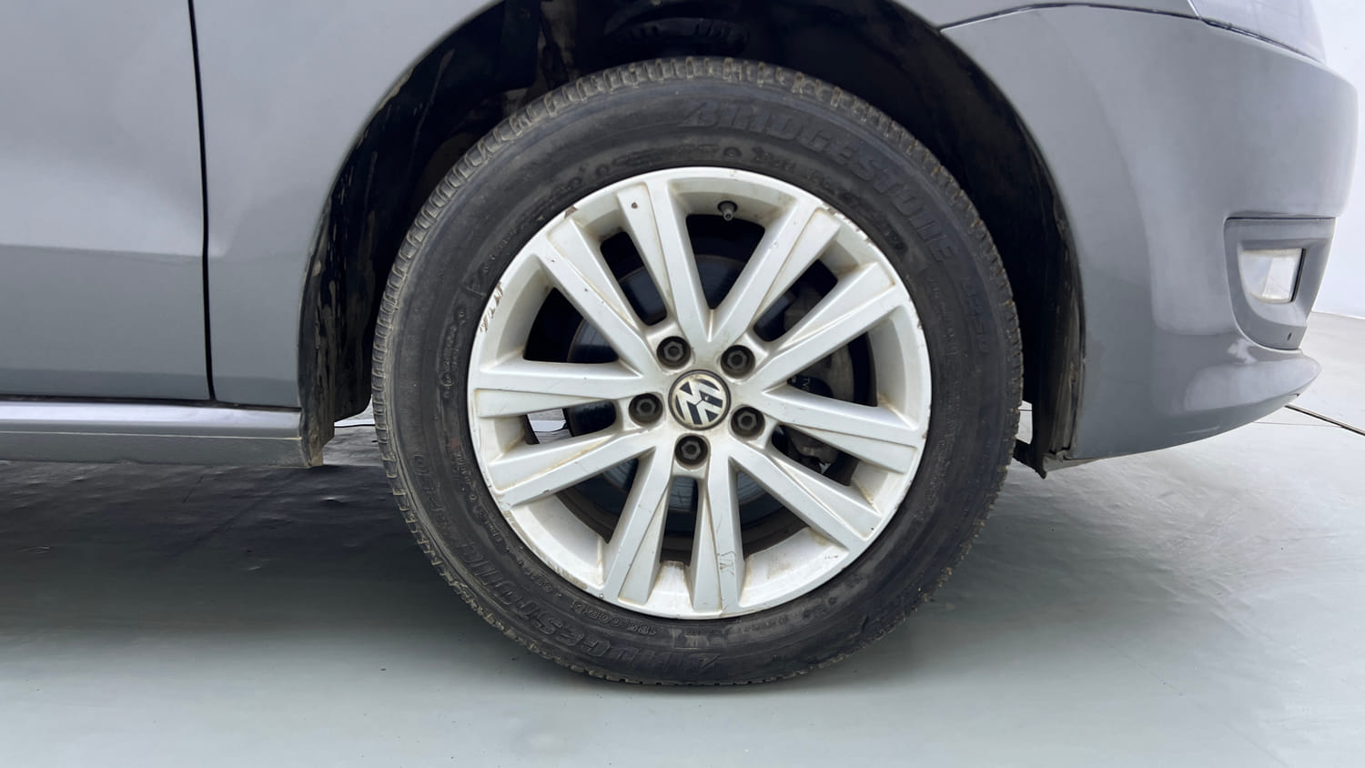Used 2013 Volkswagen Polo Highline1.2L (P) Petrol Manual tyres RIGHT FRONT TYRE RIM VIEW