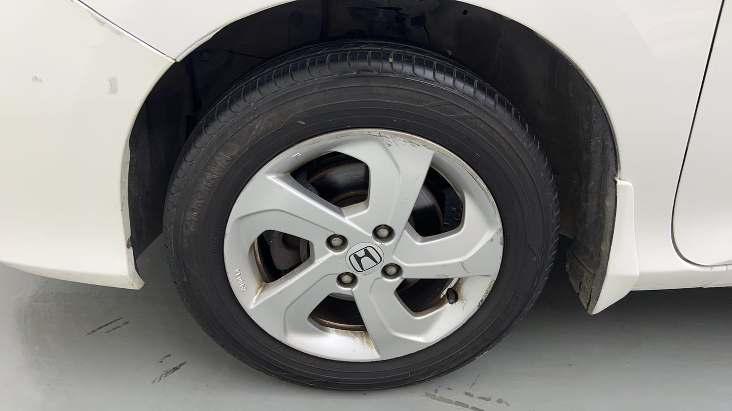 Used 2015 Honda City V Petrol Manual tyres LEFT FRONT TYRE RIM VIEW