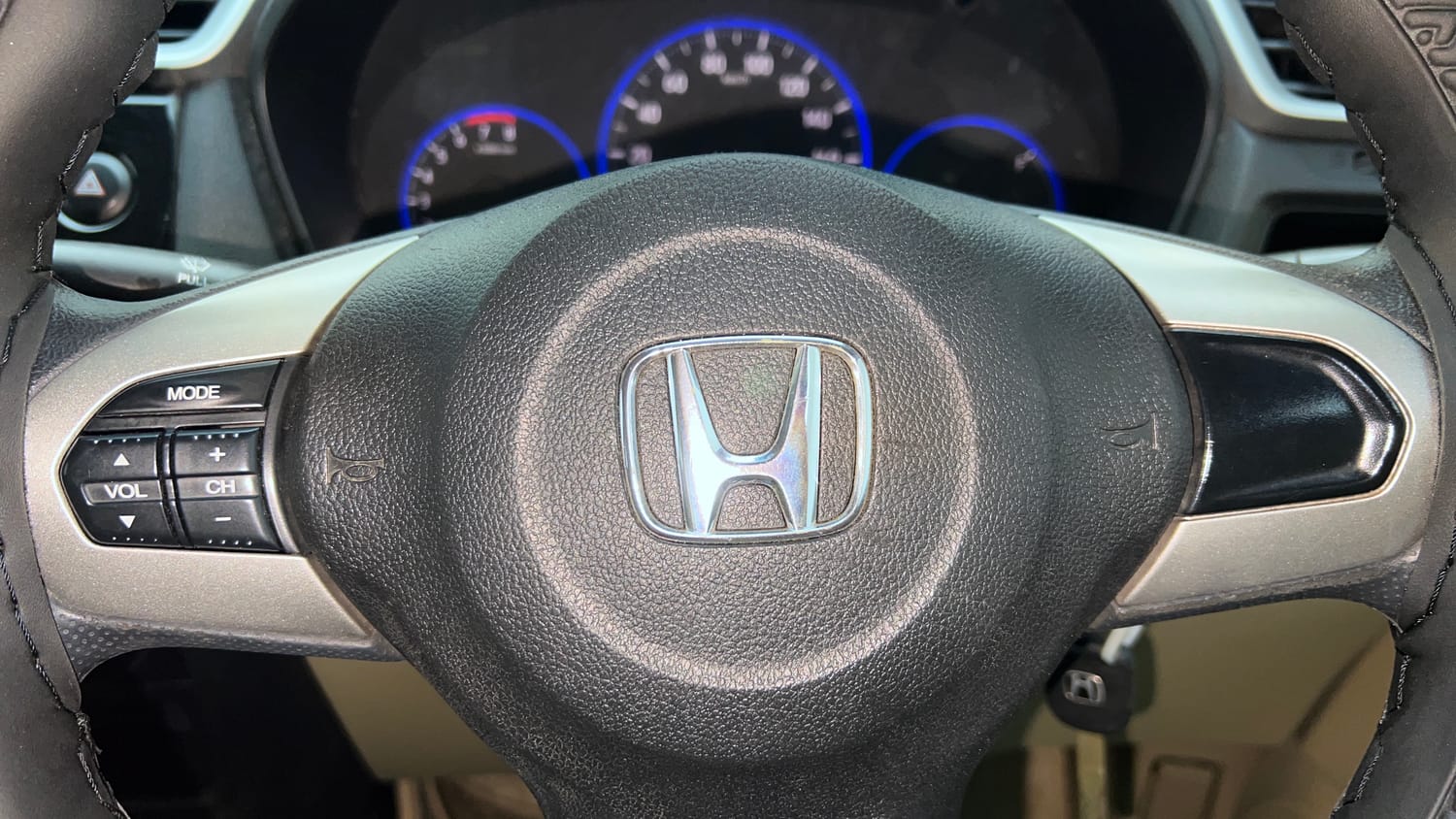 Used 2017 Honda Amaze 1.2 S i-VTEC Petrol Manual top_features Steering mounted controls