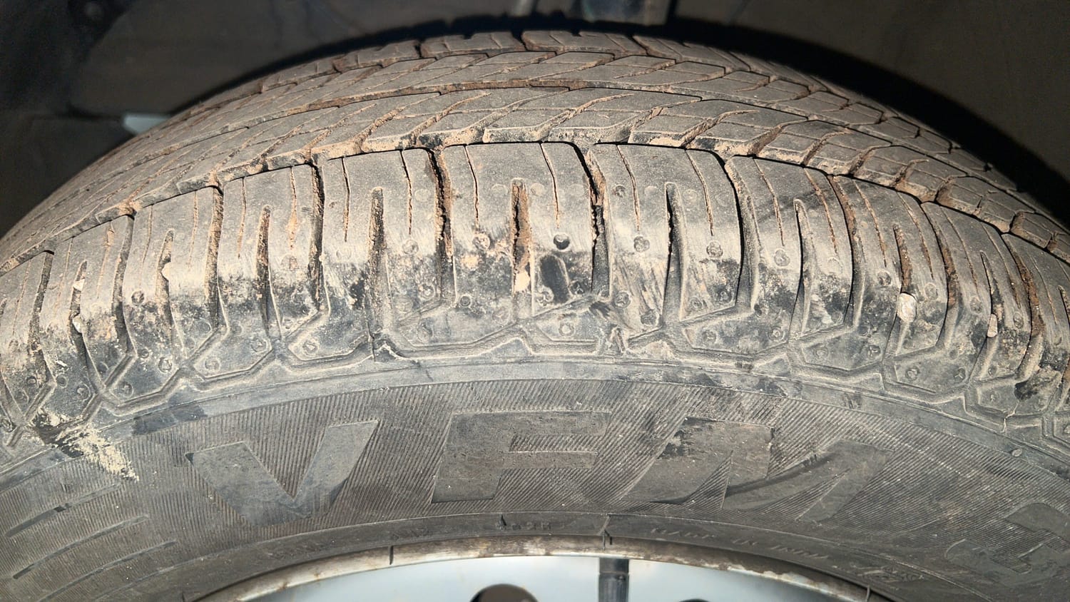 Used 2018 Maruti Suzuki Swift LXi Petrol Manual tyres LEFT FRONT TYRE TREAD VIEW