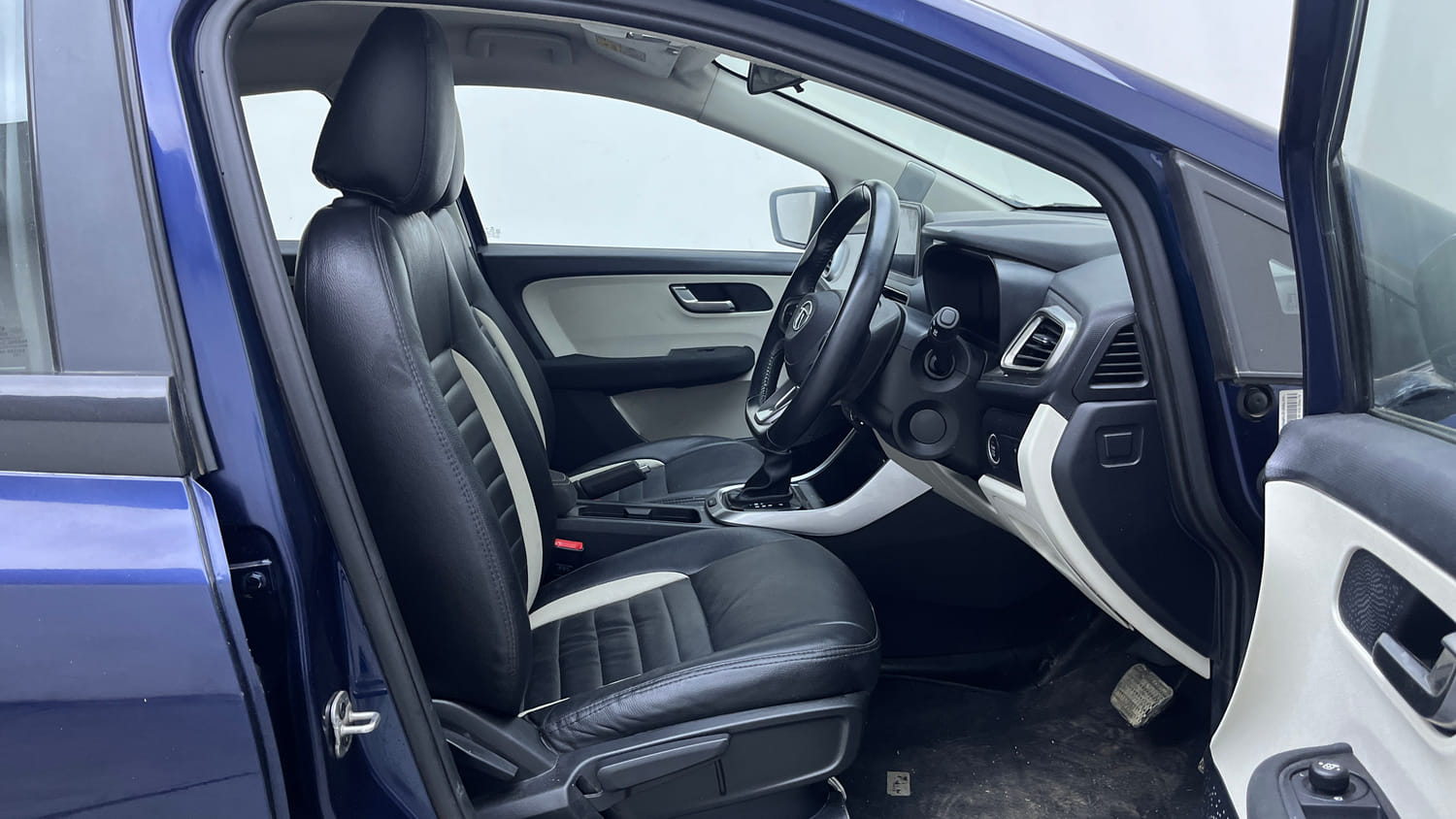 Used 2022 Tata Altroz XZA Petrol Petrol Automatic interior RIGHT SIDE FRONT DOOR CABIN VIEW