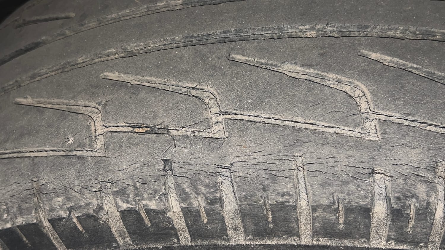 Used 2016 Mahindra XUV500 W4 Diesel Manual tyres LEFT REAR TYRE TREAD VIEW