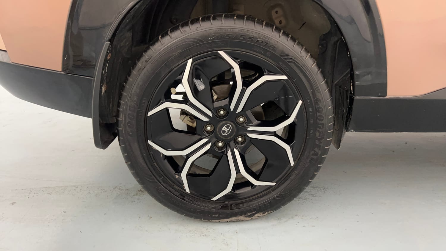 Used 2024 Tata Curvv Accomplished Plus A 1.5 Kryojet Diesel 6MT Diesel Manual tyres RIGHT REAR TYRE RIM VIEW