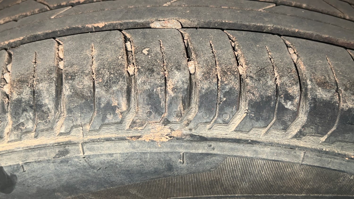 Used 2021 Hyundai i20 Sportz 1.2 MT Petrol Manual tyres RIGHT REAR TYRE TREAD VIEW