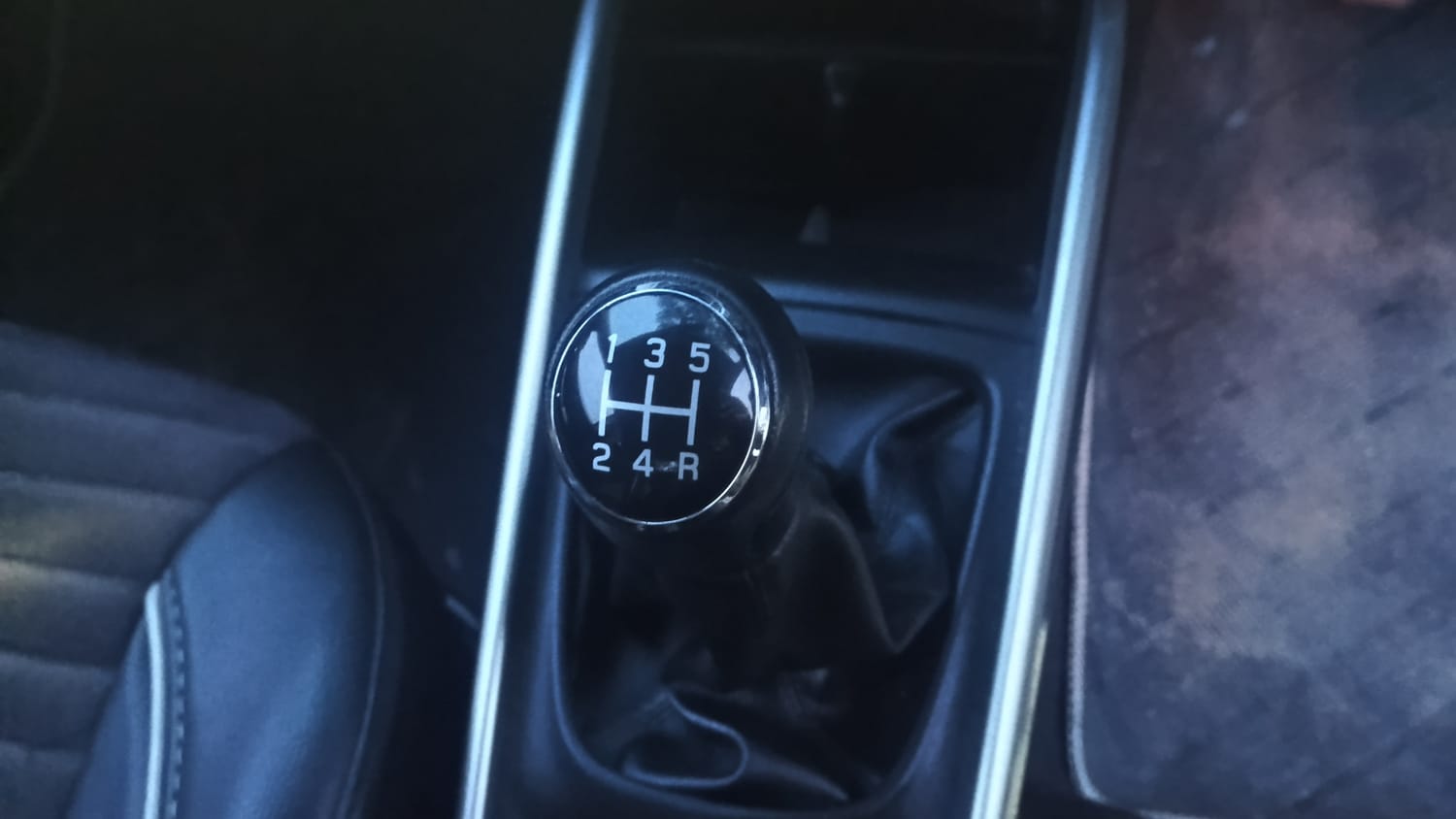Used 2018 Maruti Suzuki Baleno Zeta 1.2 Petrol Manual interior GEAR  KNOB VIEW
