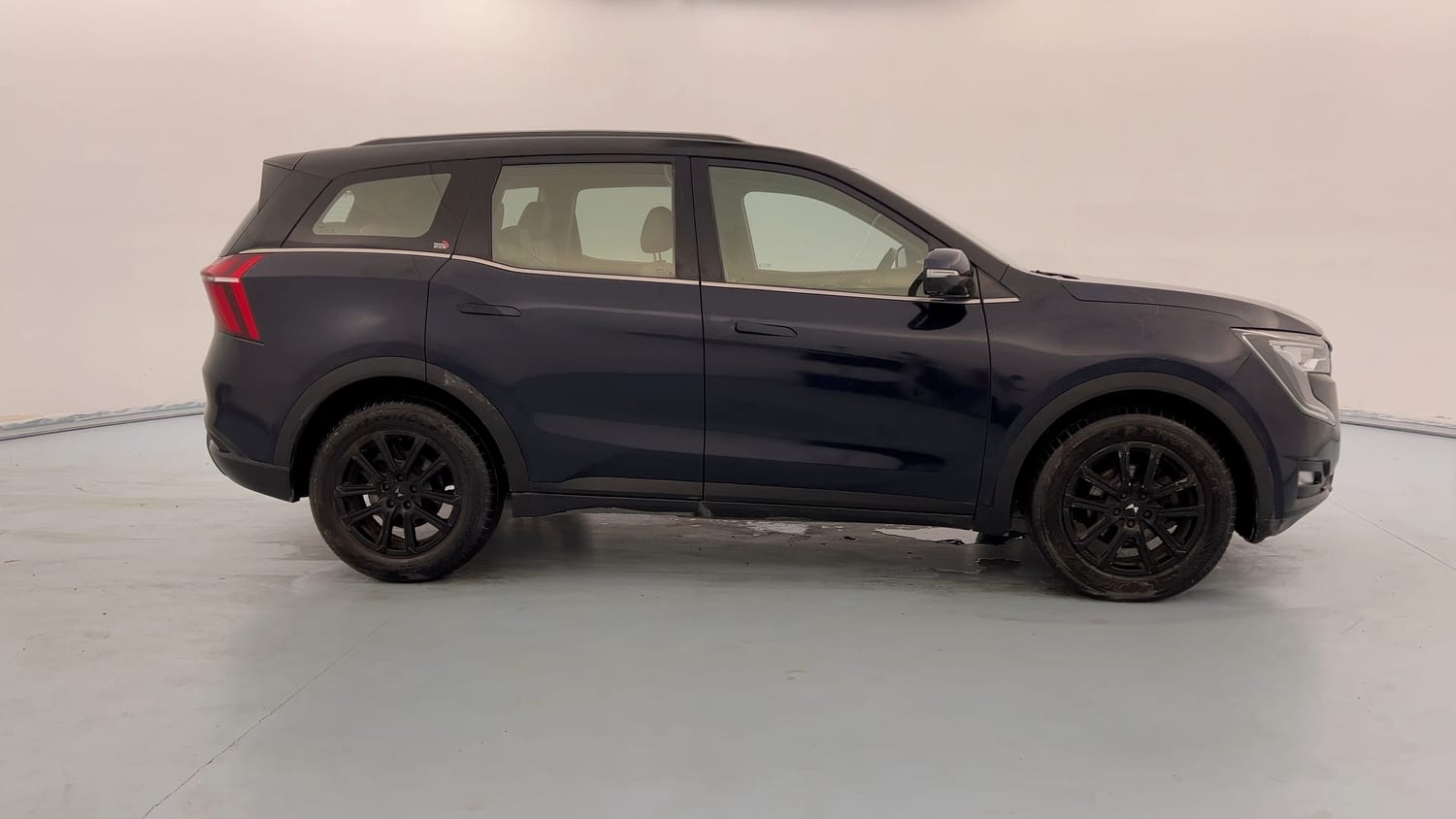 Used 2021 Mahindra XUV700 AX 7 Petrol AT Luxury Pack 7 STR Petrol Automatic exterior RIGHT SIDE VIEW