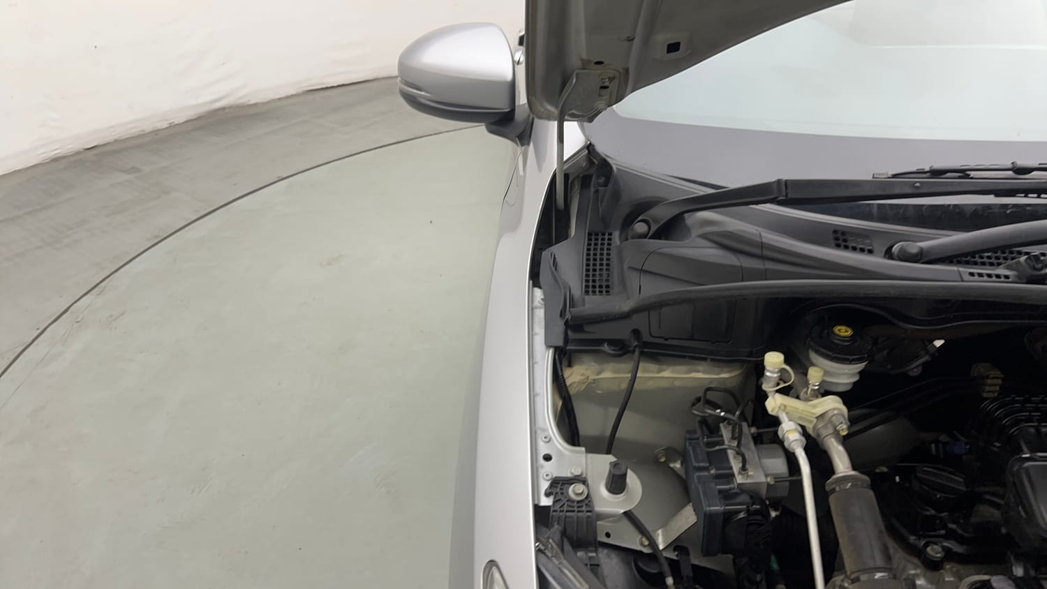 Used 2019 Honda City V Petrol Petrol Manual engine ENGINE RIGHT SIDE HINGE & APRON VIEW