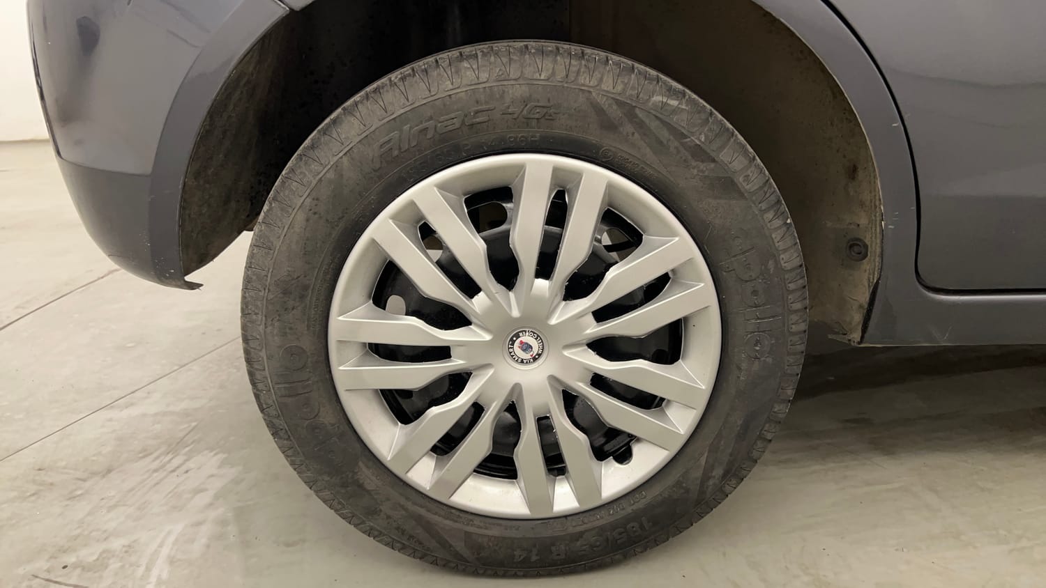 Used 2012 Ford Figo Duratec Petrol ZXI 1.2 Petrol Manual tyres RIGHT REAR TYRE RIM VIEW